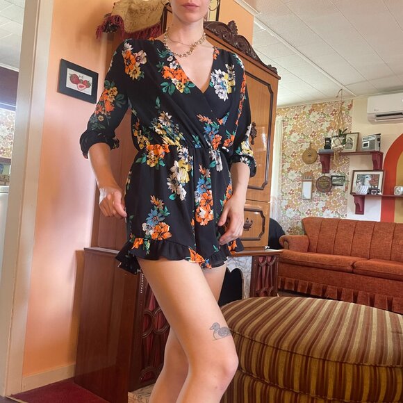 Floral plunge V neck Romper! - Picture 3 of 16